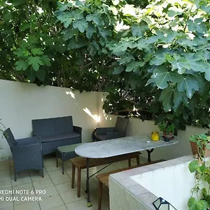 Apartment En Avec Un Air De Campagne, Arles